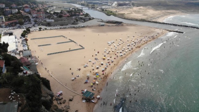 İstanbullular Riva Plajı’nda Serinledi