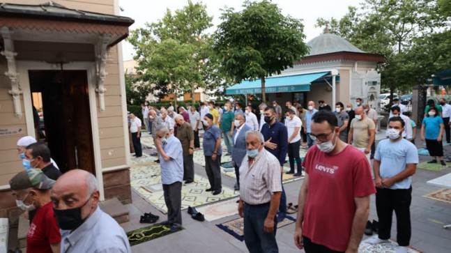 Protokol Üyeleri Beykoz Merkez Camisi’nde Vatandaşlarla Bir Araya Geldi