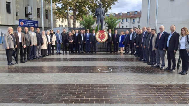 Beykoz muhtarları Atatürk büstüne çelenk bıraktı